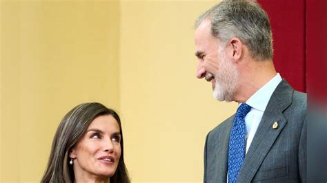 König Felipe und Königin Letizia von Spanien Liebevolle Blicke bei