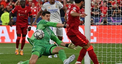 Melhor Jogador Da Final Courtois Celebra Título Do Real Madrid Na