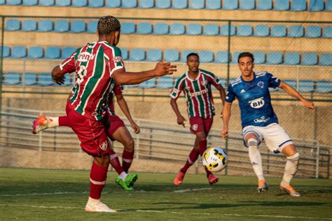 Craque do Cruzeiro manda recado nas redes sociais após classificação na