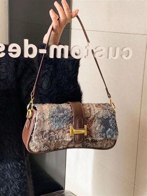 En La Nueva Tendencia De Bolsos De Moda Es La Bolsa Baguette De