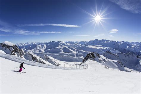 Son domaine skiable Alpe d Huez grand domaine Ski est relié aux