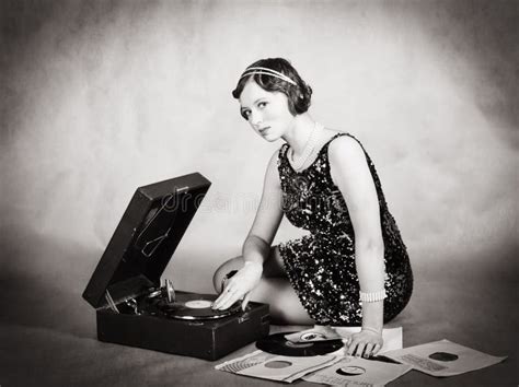 Fille Avec Des Disques De Phonographe Et De Phonographe Image Stock