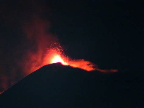 Fontane di lava e esplosioni cè differenza Go Etna Escursioni Etna