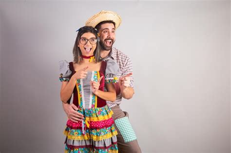 Pareja brasileña vestida con ropa de festa junina fiesta de sao joao