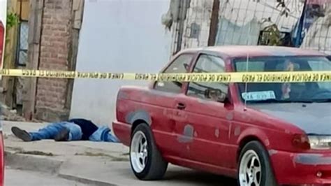 Balas Atraviesan Los Cuerpos De Dos Hombres Que Fueron Asesinados En