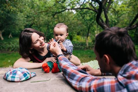 Maman Et Papa Avec Son Fils Dans Le Parc Photo Gratuite