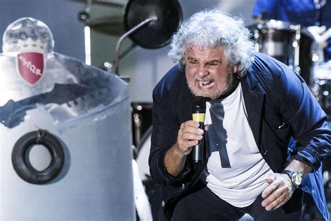 Beppe Grillo Durante Un Intervento Al Circo Massimo Di Roma