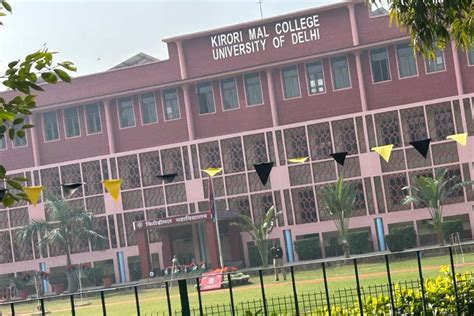 How is the Crowd of Kirori Mal College, Delhi University?