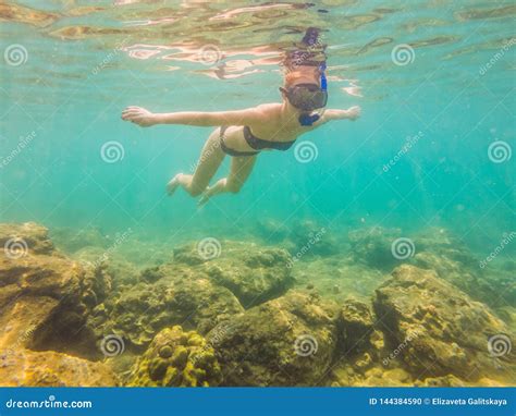 Mujer Joven Feliz Que Nada Bajo El Agua En El Oc Ano Tropical Foto De