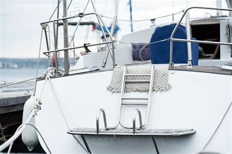 Tangga Stainless Steel Kapal Pesiar Kapal Pesiar Ditambatkan Di Dermaga