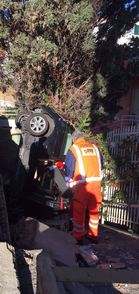 Sanremo Pauroso Incidente Auto Esce Fuori Strada E Precipita In Una