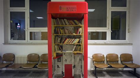 Des cabines de téléphone transformées en minibibliothèques à Prague