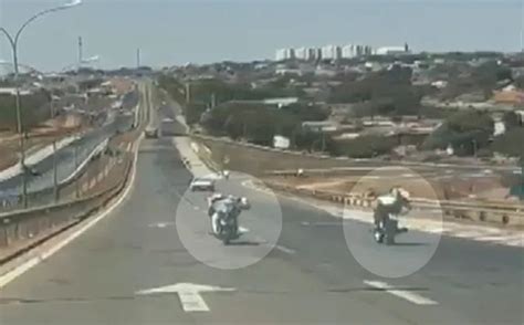 V Deo Motociclistas Pilotam Em Zigue Zague Como Superman Na Br