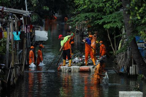 Antisipasi Banjir Pemkot Jakut Keruk Lumpur Dan Sampah Kali Bangleo