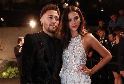 Bruna Marquezine e Neymar estão bem sensuais em 1ª campanha juntos