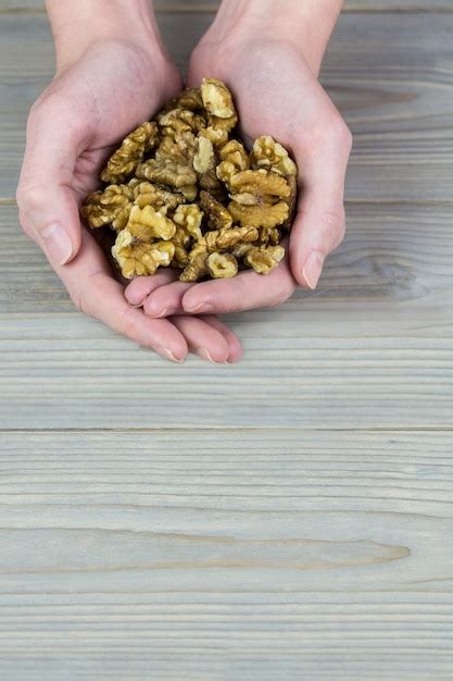 Mujer Mostrando Un Pu Ado De Nueces Foto Premium