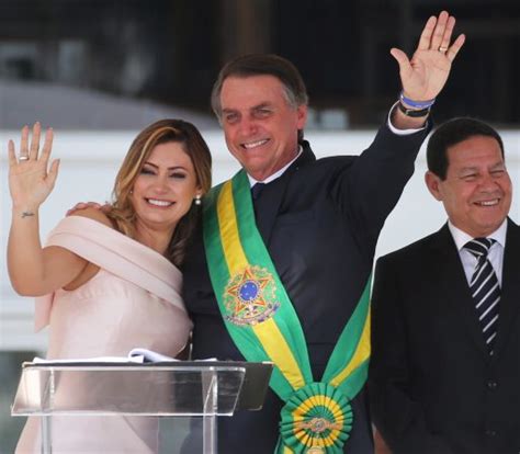 “Temos uma nação para reconstruir", afirma novo presidente do Brasil