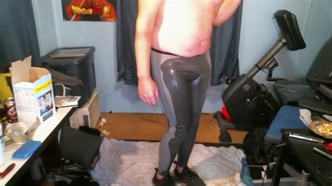 将我已经湿透的紧身裤浸泡在更多的尿液中 Pornhub Gay