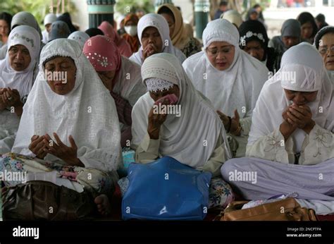 muslim women weep   prayer   victims   eruption