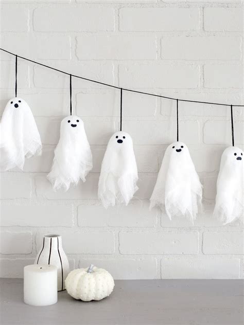 Hauntingly Beautiful Halloween Ghost Garland You Can Easily Make | Easy ...