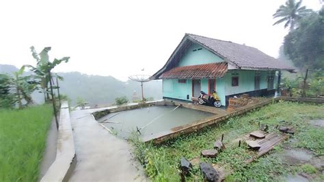 Suasana Hujan Deras Dikampung Kaki Gunung Dengan Pesawahan Yang Indah