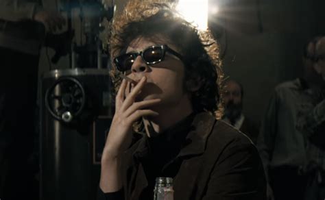 Timothée Chalamet se convierte en Bob Dylan en tráiler de su biopic