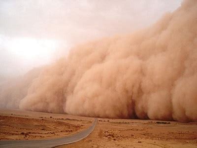 Tempesta Di Sabbia In Arabia Saudita Un Muro Di Polvere Rossa