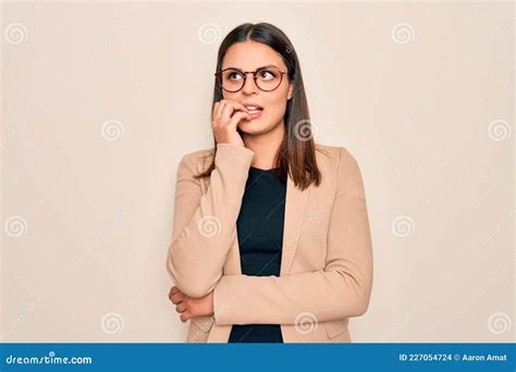 Joven Y Hermosa Empresaria De Brunette Con Chaqueta Y Gafas Sobre Fondo Blanco Estresada Y