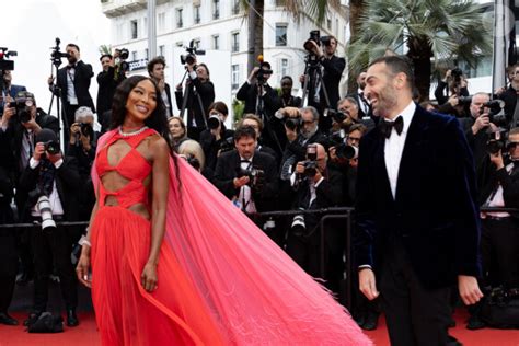 Naomi Campbell Sculpturale Ans Ses Fines Robes Pousent Son