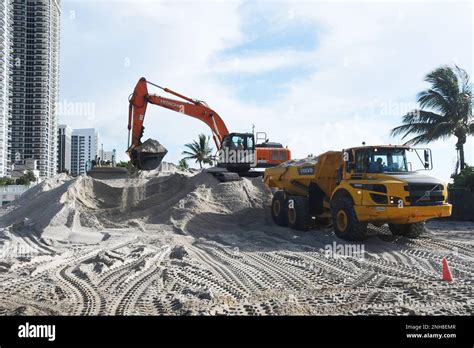 Ein Bagger Befindet Sich Auf Einem Gro En Haufen Sandstrand Und L Dt