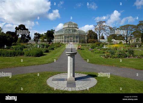 Sonnenuhr Und Pfad Zu The Palm House National Botanic Gardens