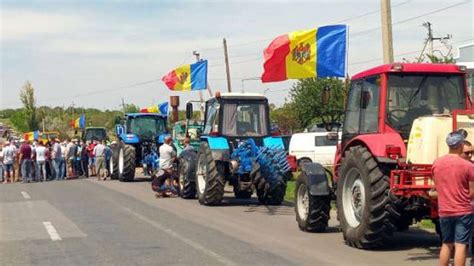 Fermierii din Republica Moldova ies din nou cu tractoarele în stradă