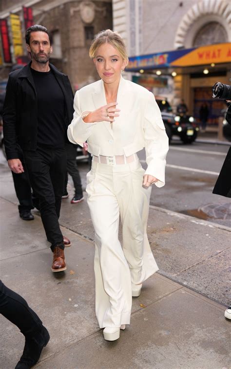 Sydney Sweeney Drew Barrymore Show Cleavage Tease Hot Celebs Home