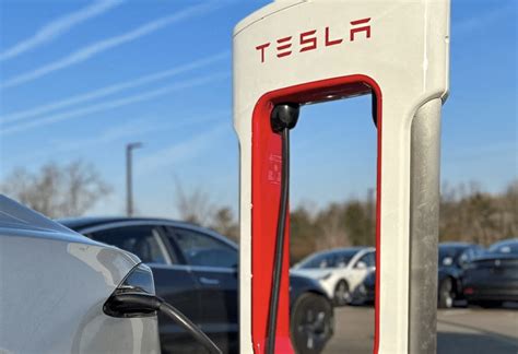 Tesla因應自動輔助駕駛系統問題 召回全美200萬輛電動車 星島日報