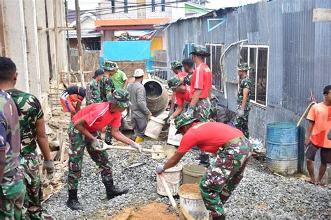 Jalin Kebersamaan Prajurit Pasmar Gotong Royong Bangun Masjid