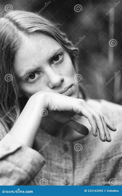 Portrait D Une Fille Blonde Avec Des Taches De Rousseur Photo Vintage Image Stock Image Du