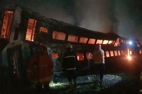 Foto Terbakar Kuburan Kereta Bekas Di Stasiun Purwakarta