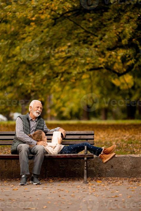 Grand P Re Passe Du Temps Avec Sa Petite Fille Sur Un Banc Dans Le Parc