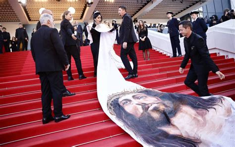 Intolerância religiosa Atriz é expulsa do tapete vermelho do Cannes