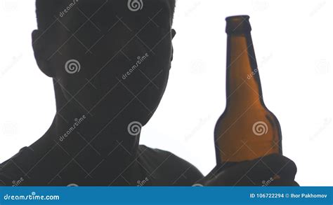 Feche Acima Da Silhueta De Uma Cerveja Bebendo Do Homem Novo De Uma