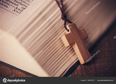 Cross Holy Bible Stock Photo Chenyinhong1960 Yahoo 190439170