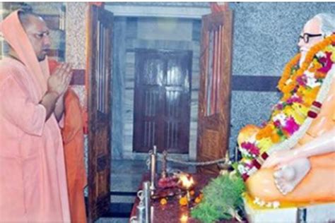 Guru Purnima 2017 Up Cm Yogi Adityanath Visits Gorakhnath Temple Performs Guru Pujan Watch