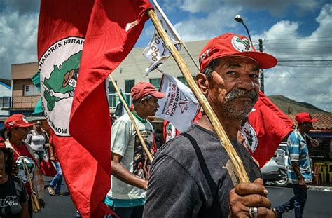 Famílias sem terra são ameaçadas trator e bala por políticos de