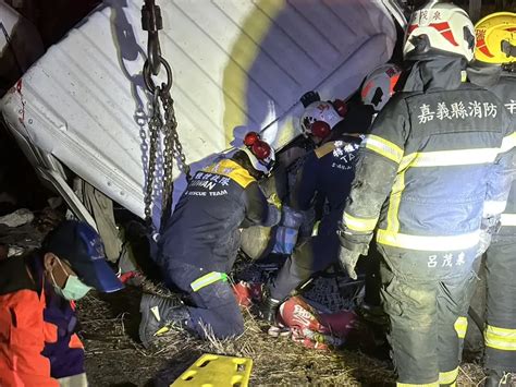 國1嘉義段驚傳車禍！大貨車衝破護欄墜邊坡 2人重傷緊急送醫 社會 Nownews今日新聞