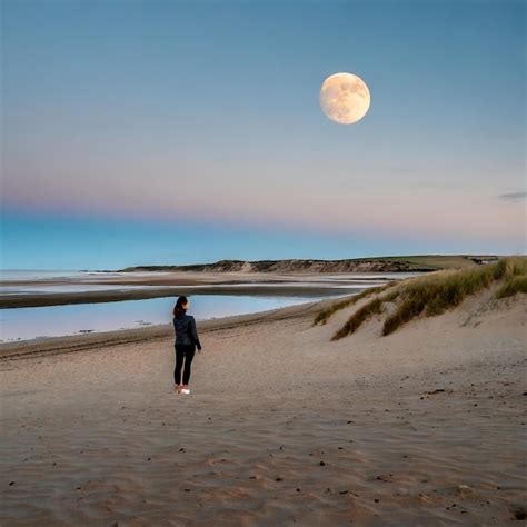 Persona Solitaria Viendo El Amanecer De La Luna En La Playa De