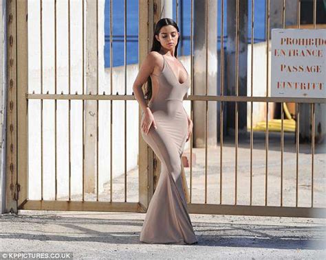 Demi Rose provokuese në fustanin e ngushtë Foto Indeksonline net