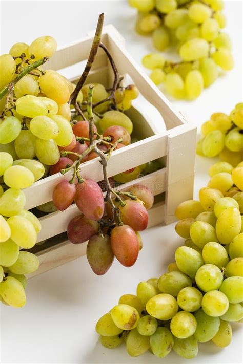 Close Up De Uvas Verdes Em Uma Caixa De Madeira No Fundo Branco Foto De