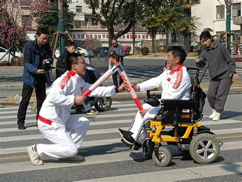 河南省残疾人联合会 信阳市新县残联积极组织残疾人朋友参加新县半程马拉松火炬传递活动