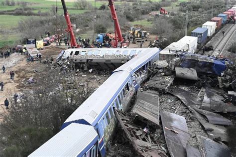 Las Fotos Del Brutal Choque De Trenes En Grecia El Motivo Del Accidente Y Murieron 36 Personas