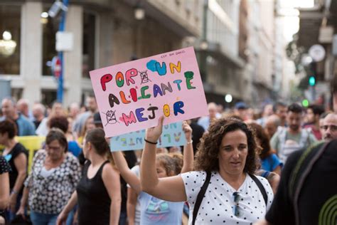 Fotogalería Marcha vecinal contra los depósitos del Puerto de Alicante